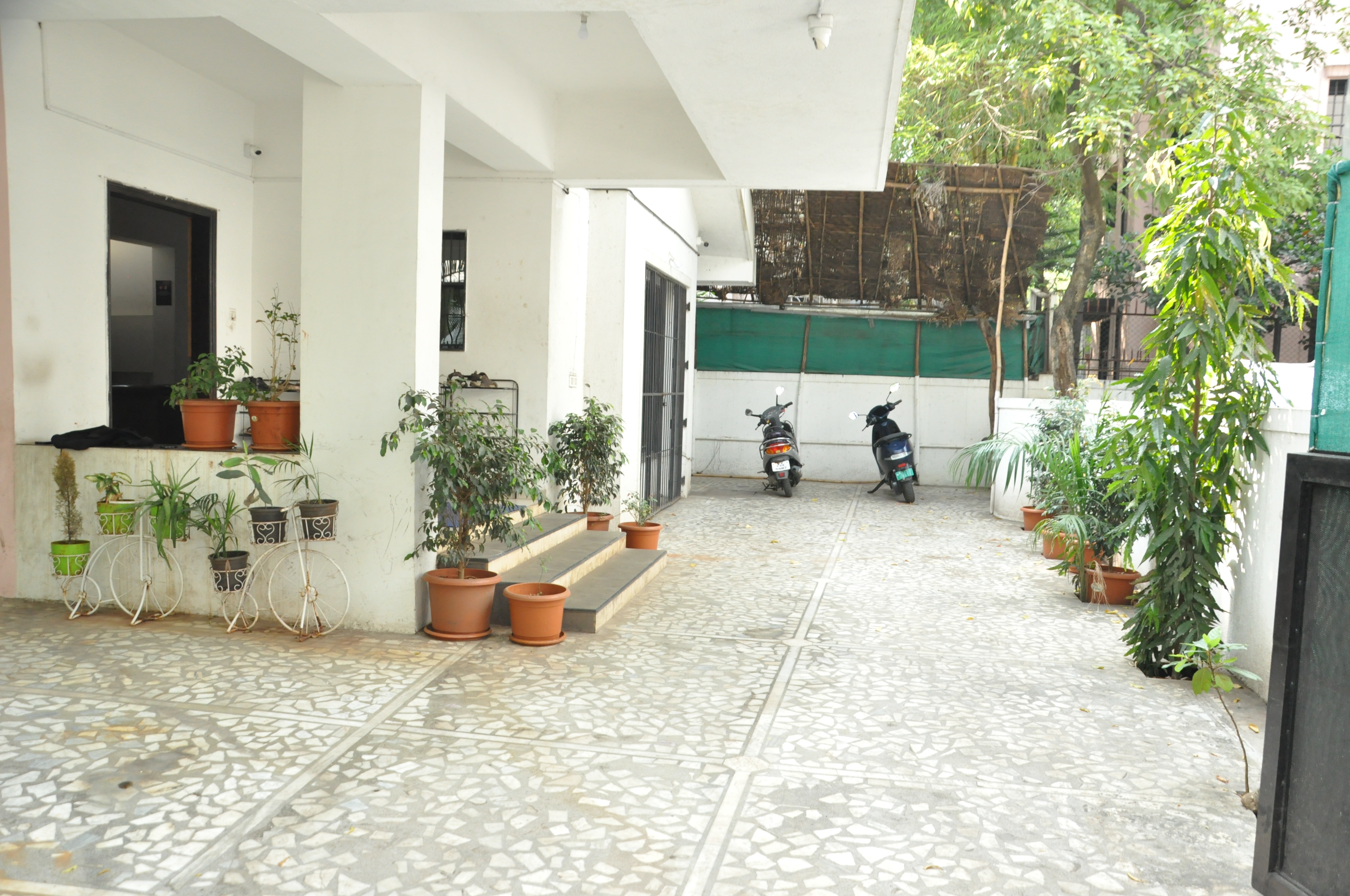 Hostel Lifespace- Bunks & Private Rooms in a Luxurious Villa - Tap to explore photos