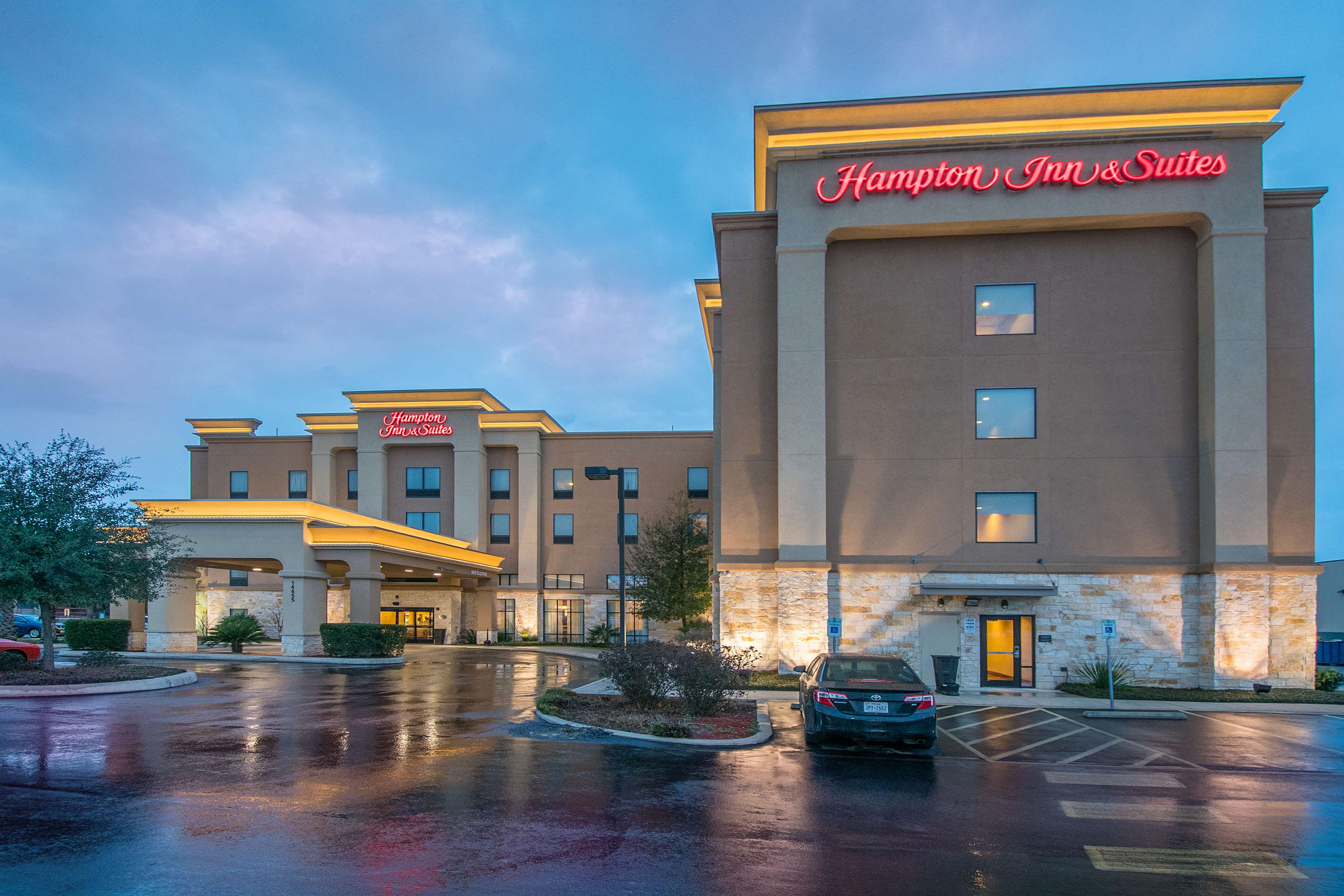 Hampton Inn and Suites Selma-San Antonio-Randolph AFB Texas - Tap to explore photos