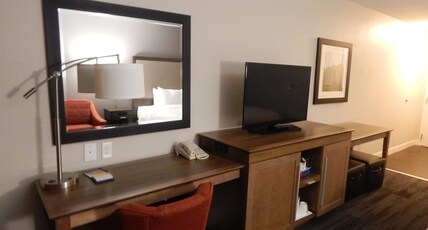 HAMPTON INN HEATH NEWARK Room Type - 1 KG STUDY SOFABED SHWR NS