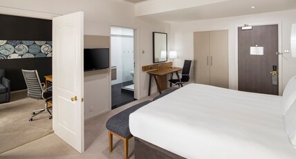 Crowne Plaza Solihull Room Type - 1 Queen Bed 1 Bedroom Suite LoungeAccess