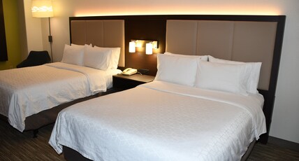 Holiday Inn Express Hotel & Suites Evanston Room Type - 2 Queen Standard Communications Accessible Tub