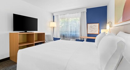 Spark by Hilton Modesto Room Type - 1 KING MOBIL ACCESS RIS