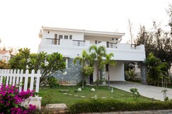 Lush Garden Resort Villa 1