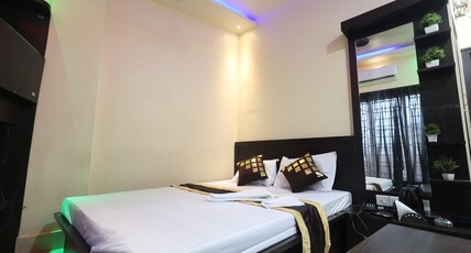 Ariyan Palace Room Type - Standard Room With AC Extra Chargeable @300 INR