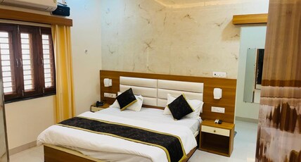 SHRI RAMAN NIWAS NEAR BANKE BIHARI Room Type - Bedroom 1