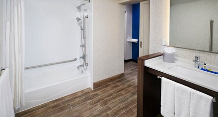Holiday Inn Express Sarnia - Point Edward Room Type - 2 Queen Accessible Tub