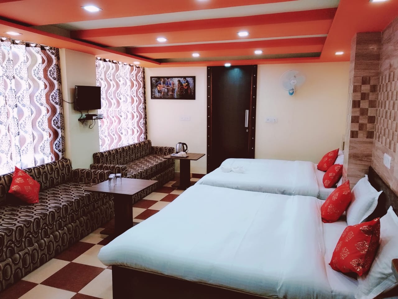 G GLOSSY - Tap to explore photos