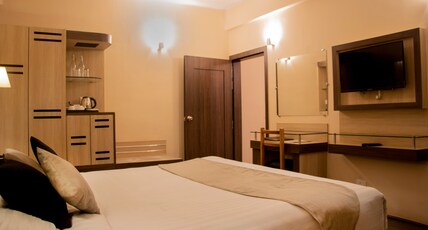Hotel Alpine Continental Room Type - BOUTIQUE TRIPLE  WITH WINDOW (King Bed + 1 Single Bed)