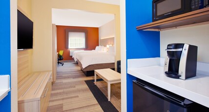 Holiday Inn Express Absecon-Atlantic City Area Room Type - 2 Queen Beds Suite