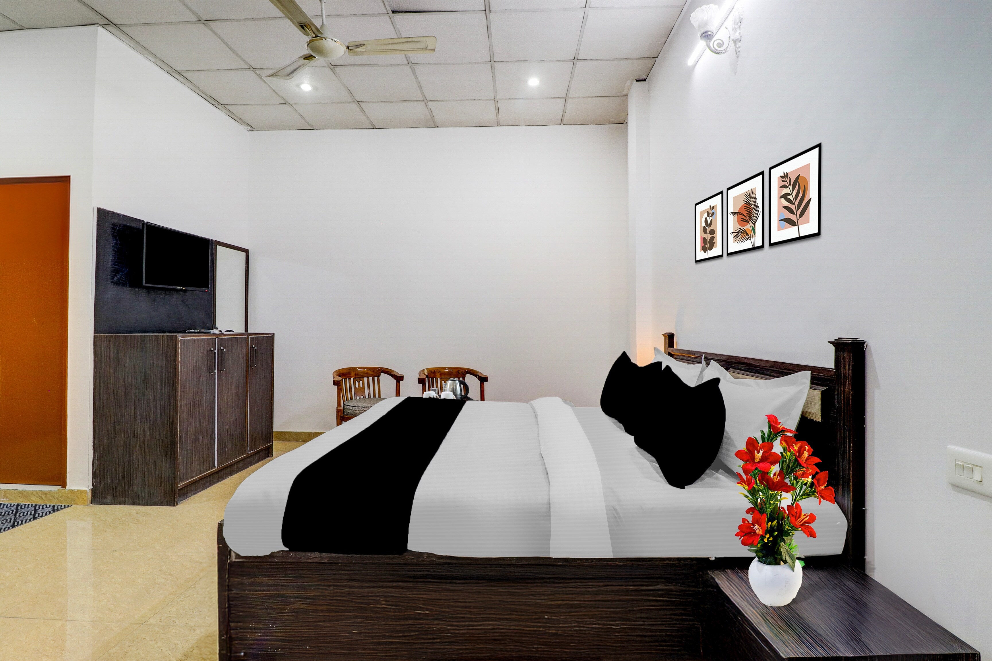 Hotel O Dehradun Central Railway Junction Formerly Bhagwan Guest House - Tap to explore photos