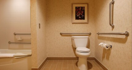 Hilton Garden Inn Cedar Falls Conference Center Room Type - 2QN MOB HEARING ACC W TUB