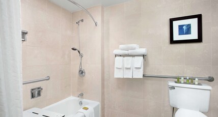 DoubleTree by Hilton Hotel Miami Airport & Convention Center Room Type - 1 KING HEARING ACCESSIBLE