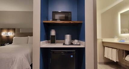 Holiday Inn Express White Marsh, An IHG Hotel Room Type - 2 Queen Standard Mobility Accessible Tub