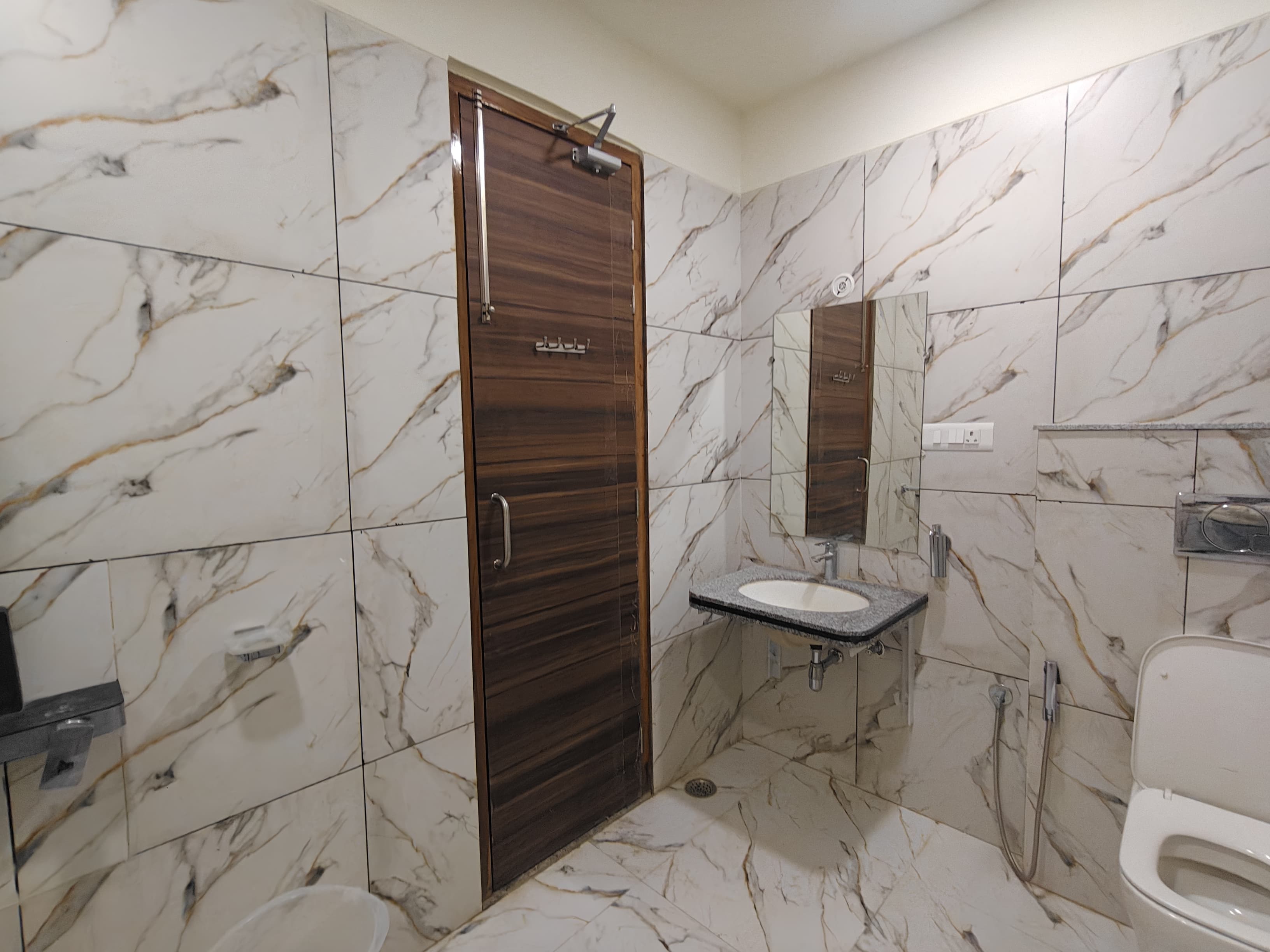 Prithvi Ratan - Tap to explore photos