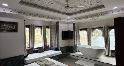 Hide-in Udaipur on Lake Pichola Room Type - Queen Suite with Spa Bath