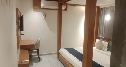 HOTEL PALATE ROOMS Room Type - BEDROOM 109 SUPAR DELUX