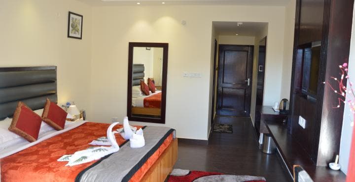 Hotel Harshikhar A Panoramic Lake view Property - Tap to explore photos