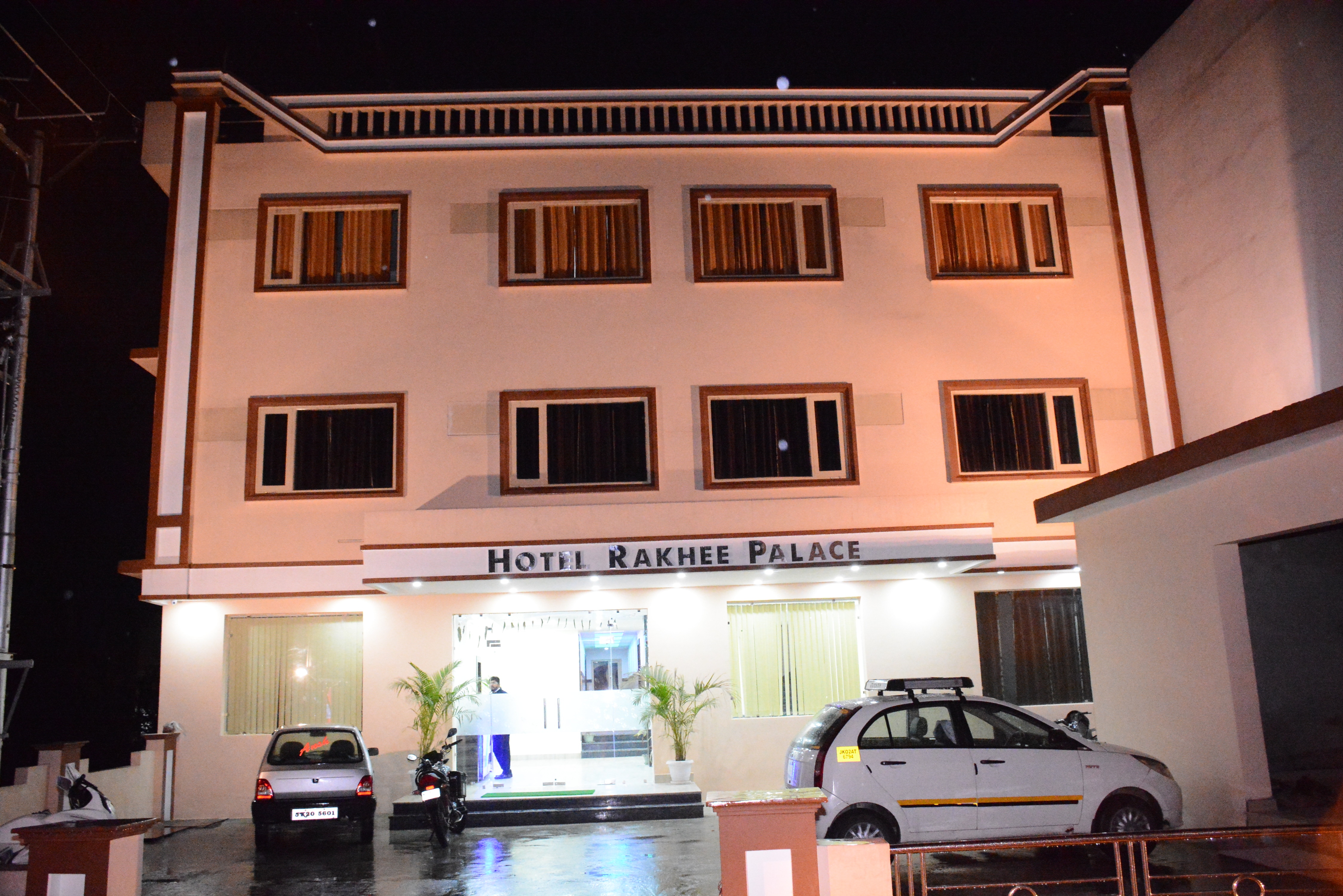 Hotel Rakhee Palace  - Tap to explore photos
