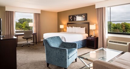 Doubletree by Hilton Laurel, MD Room Type - 1 KING JR SUITE