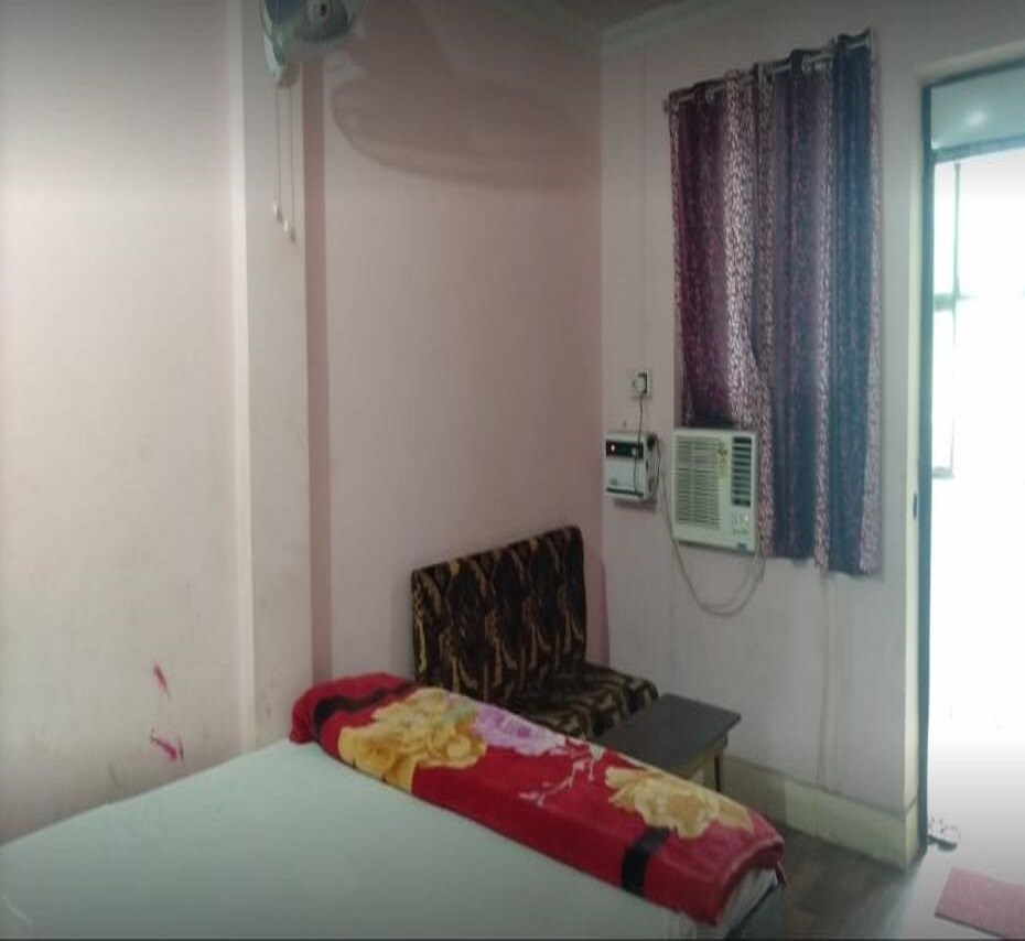 Hotel Royal Queen - Tap to explore photos