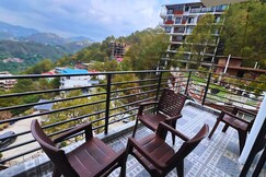 Cedar Peak Suite 2BHK Mountain View Balcony