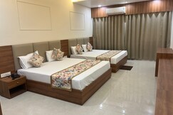 Tilak Hotel, Harda
