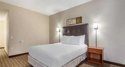 Best Western Cold Lake Inn Room Type - Accessible - 1 Queen, Mobility Accessible, Bathtub, Microwave And Refrigerator, Non-Smoking Best Western Cold Lake Inn Room Type - Accessible - 1 Queen, Mobility Accessible, Bathtub, Microwave And Refrigerator, Non-Smoking