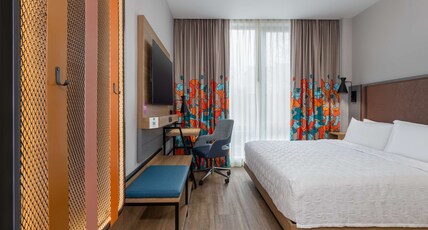 Tru by Hilton Brooklyn Room Type - 1KG MOB HEAR ACC RI-SHWR