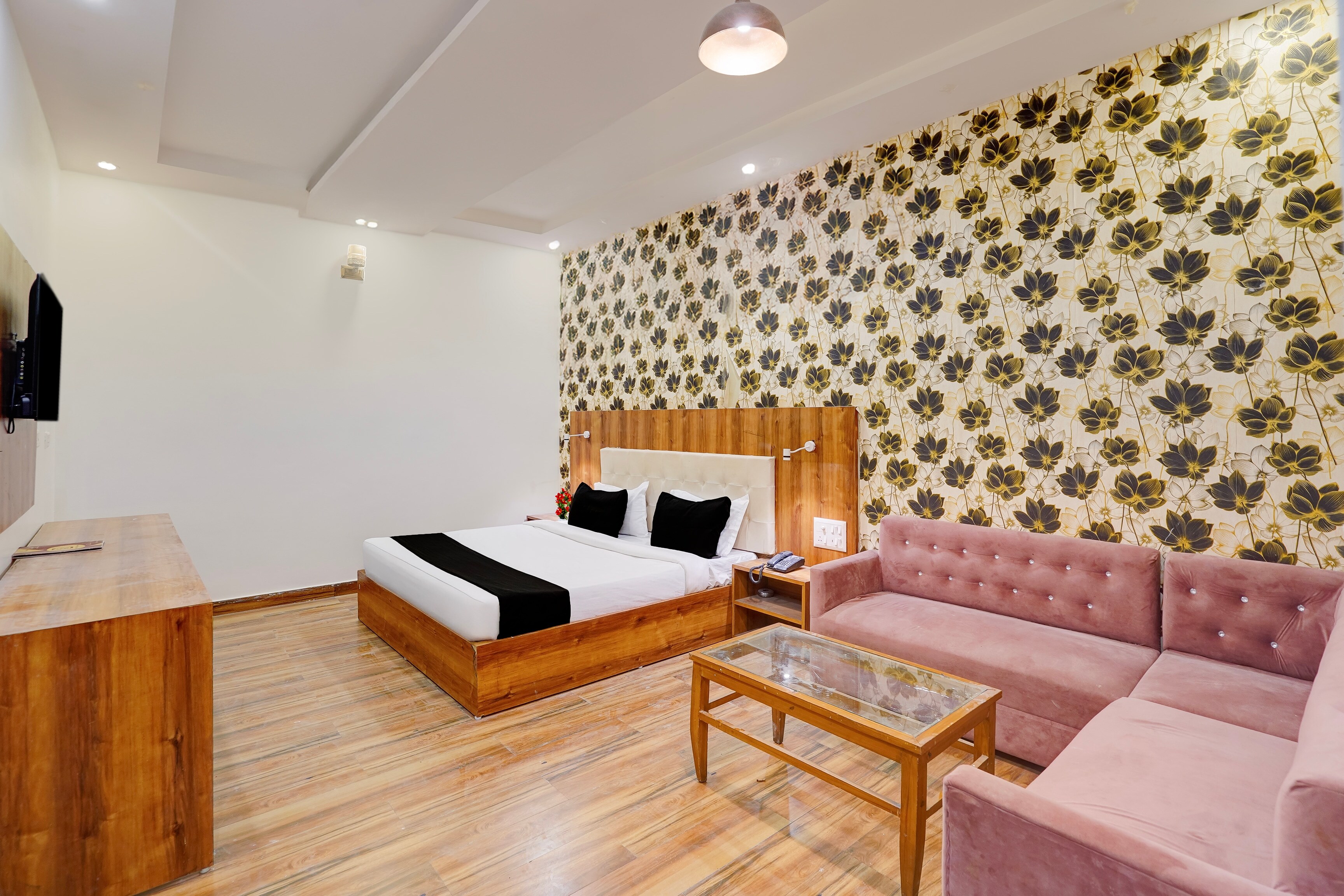 Townhouse Kurukshetra University Formerly Hotel Sr Grand - Tap to explore photos