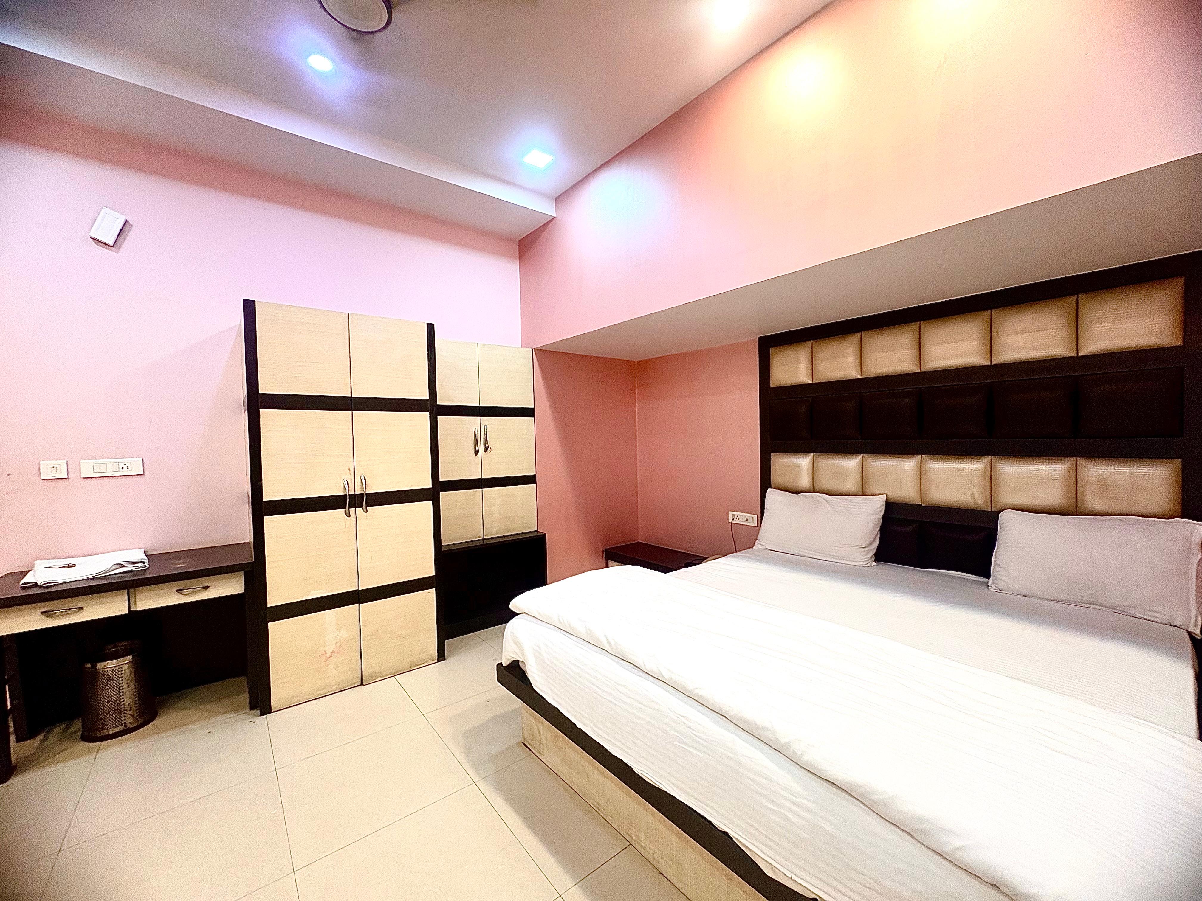 Hotel Savvy Ganges - Tap to explore photos