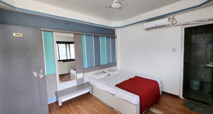 Hotel sai palace Room Type - Deluxe AC - King size bed