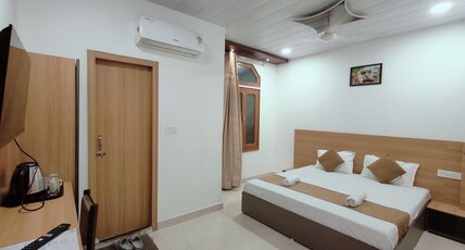 Golden Oak - 5min walk from Golden Temple Room Type - AC Superior Room with extra bedding
