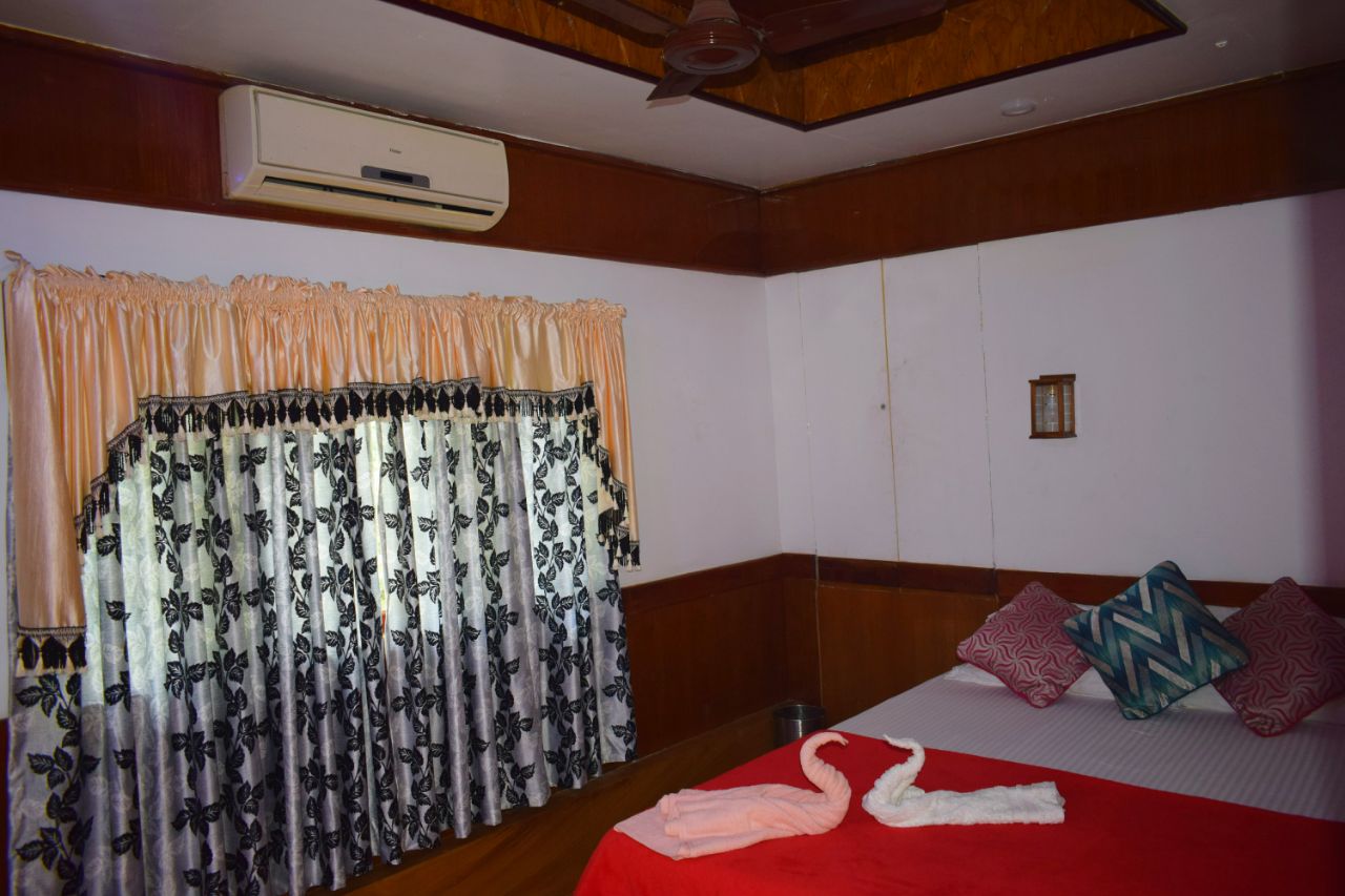 Go Kumarakom Houseboats - Tap to explore photos