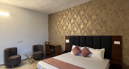 Luxe cove Hotel Room Type - Deluxe Room with Balcony