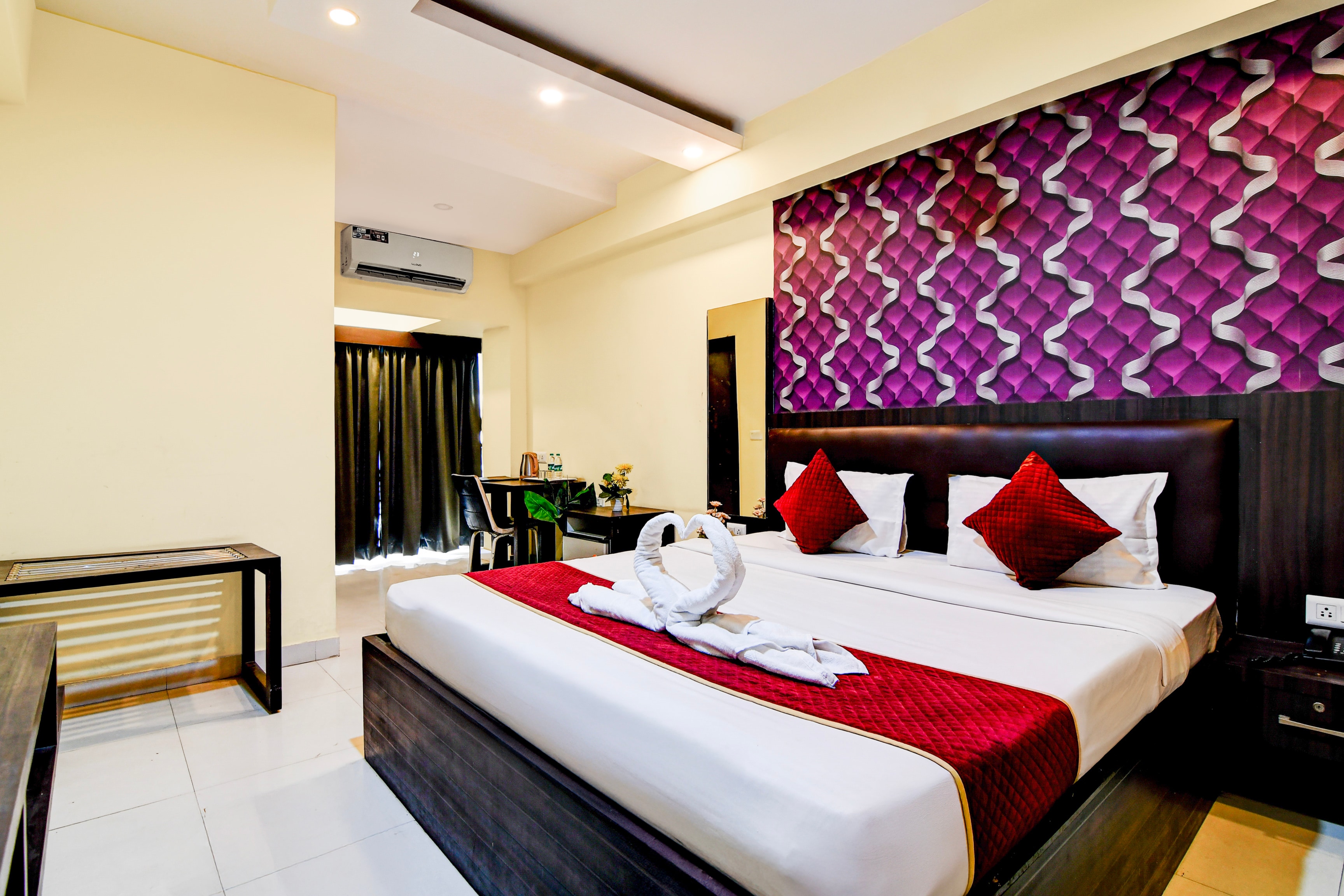 Hotel Eco Park - Tap to explore photos