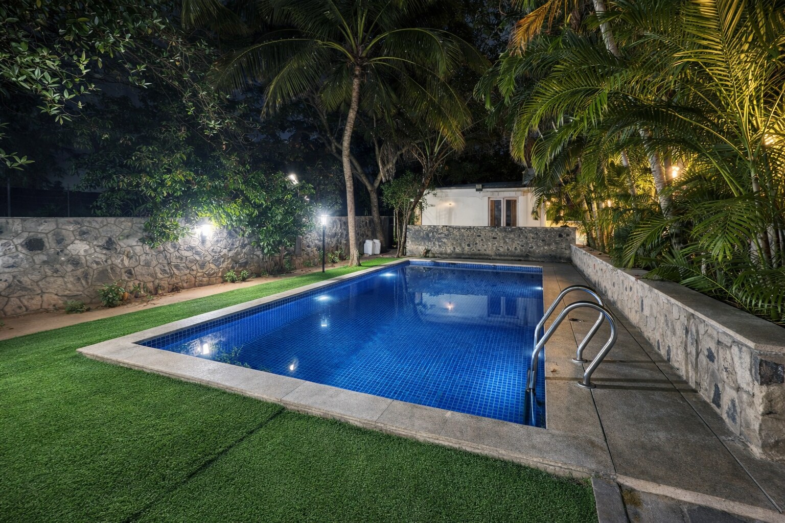 RR villa - Tap to explore photos
