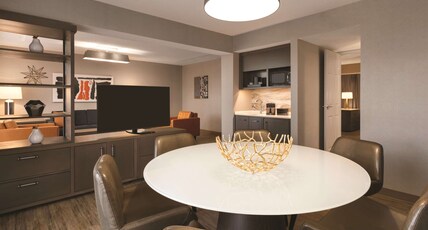 Embassy Suites by Hilton Richmond Room Type - 1 KING CAPITOL SUITE NS