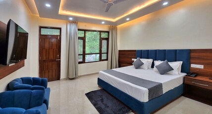 Hotel Robo Nest Room Type - Premium Room | Balcony and Hill View
