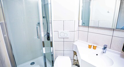 ibis budget Metz Sud Room Type - TRIPLE - Room with two single beds and a bunk bed