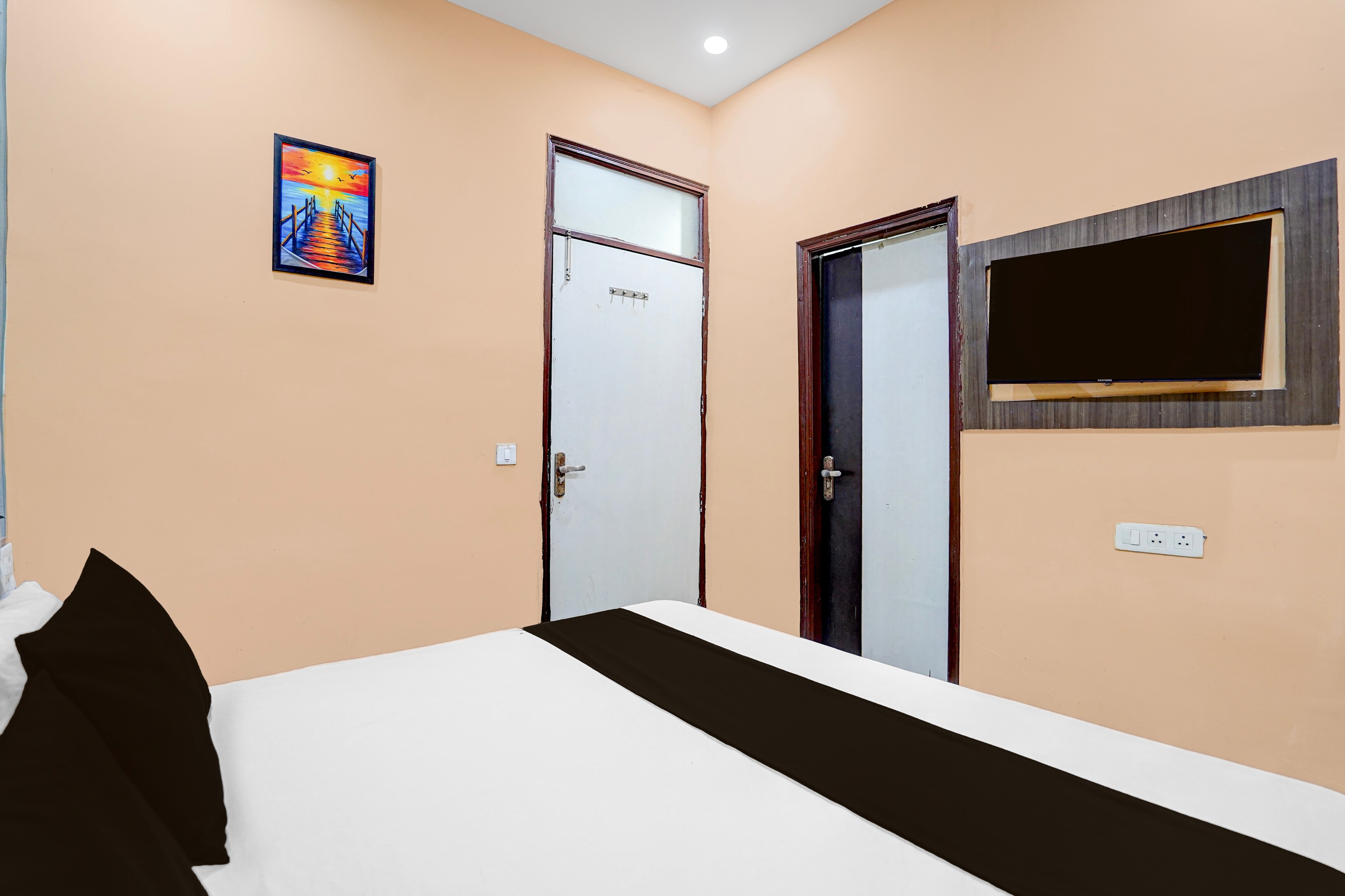 Hotel O Shree Shyam Guest House - Tap to explore photos