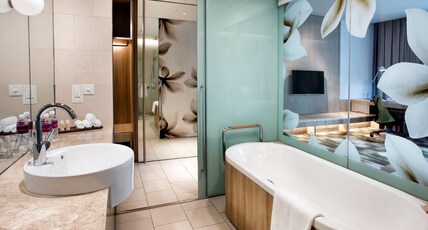 Crowne Plaza Changi Airport Room Type - 1 King Standard Pool View Crowne Plaza Changi Airport Room Type - 1 King Standard Pool View