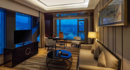 Crowne Plaza Hotel Lanzhou Room Type - 1 King  Bedroom Suite River View Lounge Access