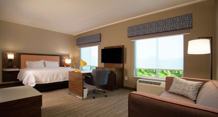 Hampton Inn & Suites Kutztown, Pa Room Type - 1KN STDO MIC FRIDG WTBR NS