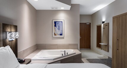 Holiday Inn Express Hotel & Suites-St. Paul Room Type - 1 King Standard Jetted Tub