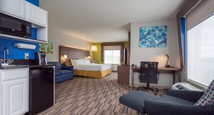 Holiday Inn Express & Suites QUAKERTOWN Room Type - 1 King Suite Extra Floor Space