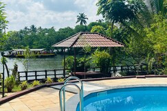 Lake n River Resort Munroe Island