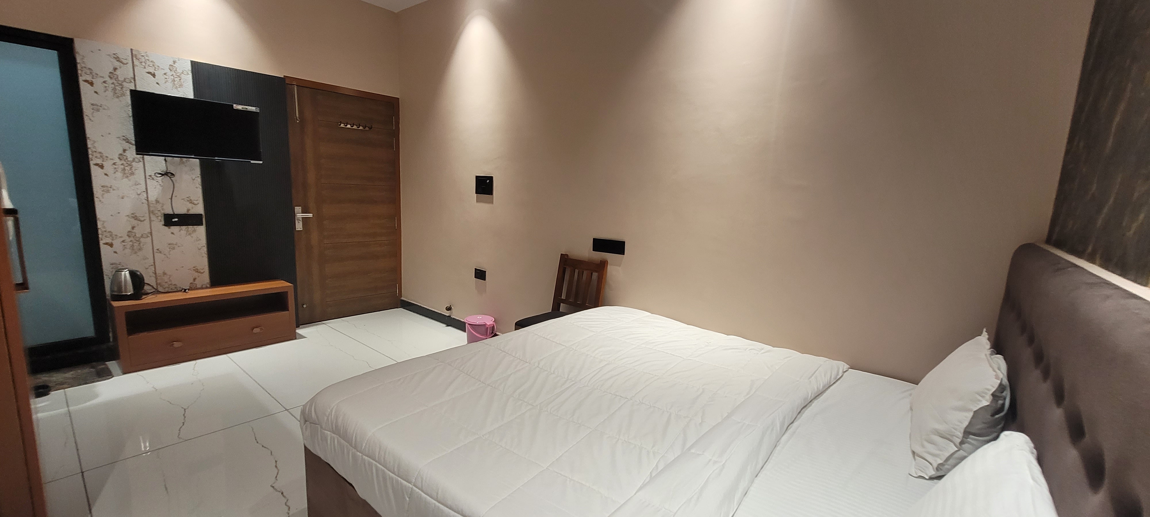 Hotel Golchi Palace - Tap to explore photos