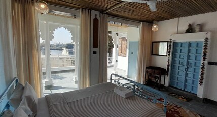 Paddys Loft The Lake View Hostel Room Type - Double Room with private lake view balcony