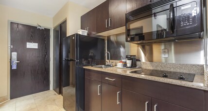 Best Western Cold Lake Inn Room Type - 1 Queen Bed, Non-Smoking, Kitchenette, Microwave And Refrigerator