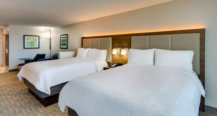 Holiday Inn Express Lake Worth NW Loop 820 Room Type - 2 Queen Standard Mobility Accessible Tub